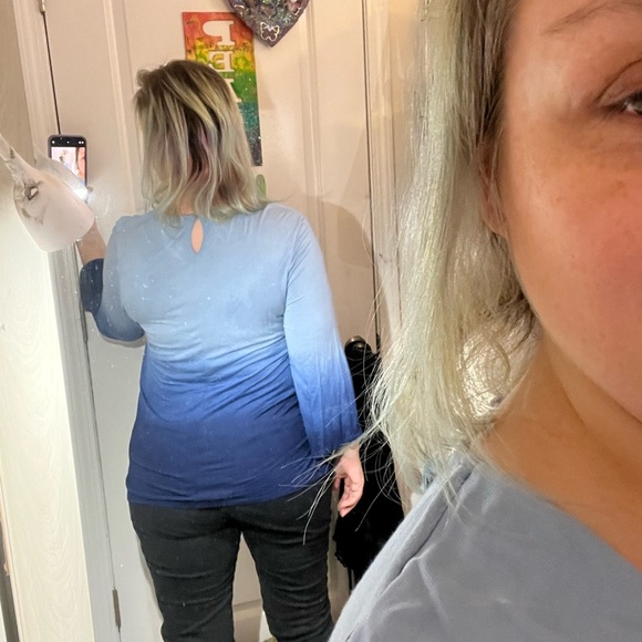 CHICOS SIZE 2 M/L NAVY BLUE OMBRÉ FLOWY TOP - Picture 4 of 9